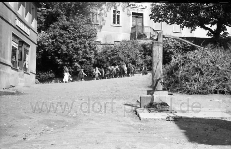 001 (40).jpg - Wasserstelle unterhalb der Schule, "De Pflumpf"